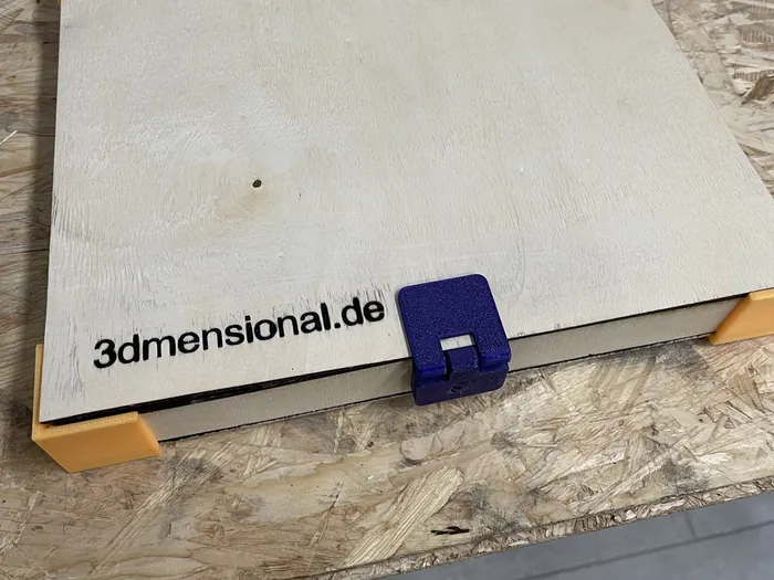 Helle Holzplatte mit dem eingravierten Schriftzug 3dmensional.de