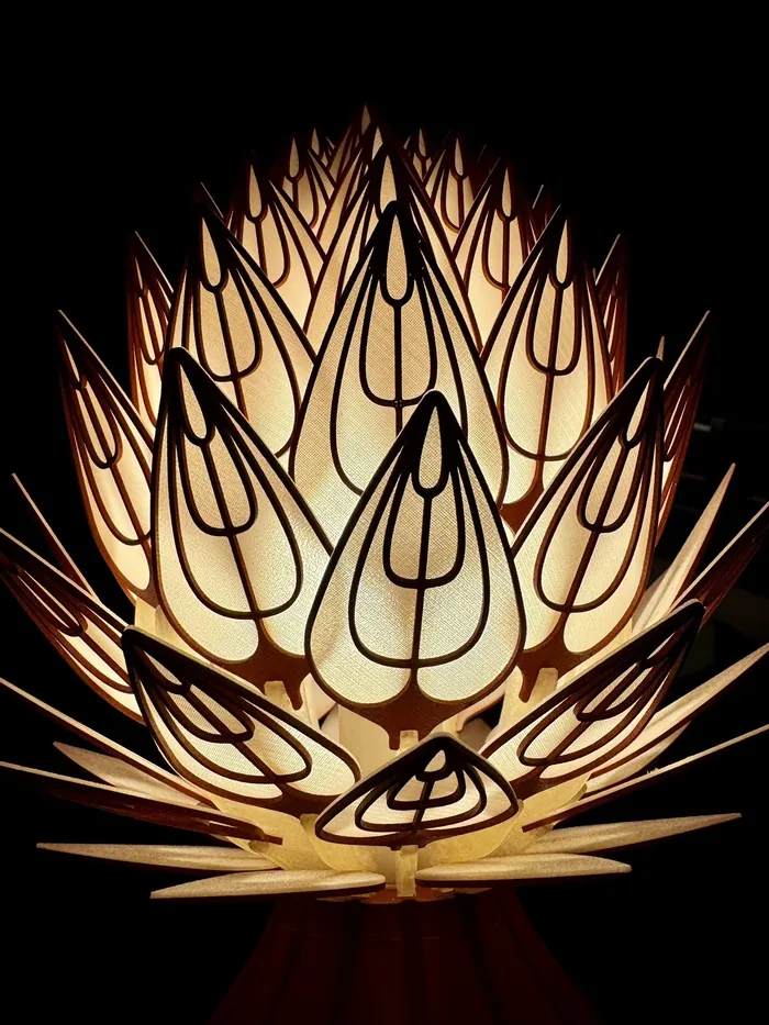 Leuchtende Lampe in Form einer Lotusblüte vor dunklem Grund
