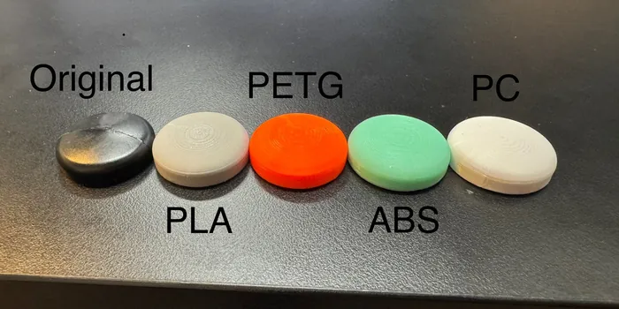 Fünf runde Kappen nebeneinander, beschriftet mit Original, PLA, PETG, ABS und PC