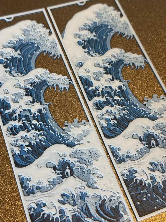 Zwei schmale Lesezeichen mit dem Motiv einer großen Welle in Blau und Weiß